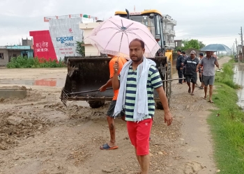 थुनिएका नाला खुलाउदै नेपालगन्जका मेयर विष्ट