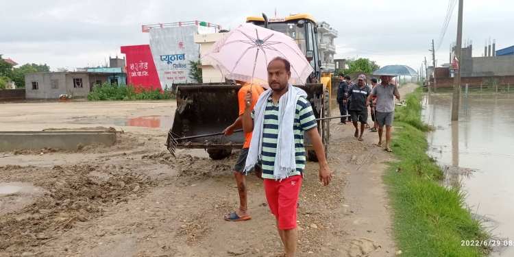 थुनिएका नाला खुलाउदै नेपालगन्जका मेयर विष्ट