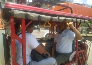 तेलको खपत घटाउन मेयर विष्टको रिक्सा यात्रा