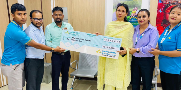 कुमारी बैंकद्वारा खाताबाहक परिवारलाई १० लाख रुपैयाँको दुर्घटना बीमा रकम भुक्तान