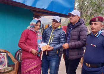दिवंगत प्रहरी जवानको परिवारलाई घरमै पुगेर आर्थिक सहयोग