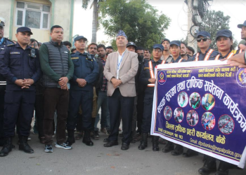 बाँकेमा ट्राफिक प्रहरीको रिफलेक्टिभ स्टिकर टास अभियान