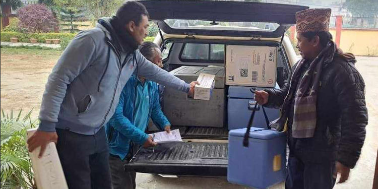 बाँकेमा नौ महिनादेखि १५ वर्षमुनिका बालबालिकालाई दादुरा-रुबेलाको खोप लगाइँदै