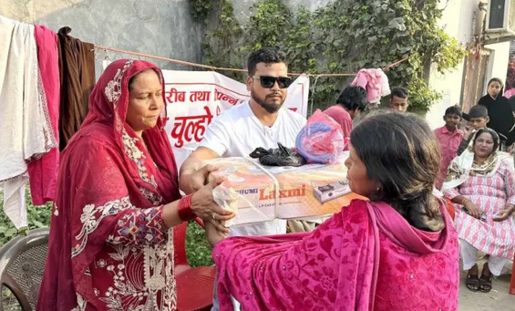 वडा नं. ५ का विपन्न तथा गरिब परिवारलाई ग्याँस चुल्हो वितरण