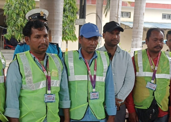 नेपालगञ्जमा ई-रिक्सा चालकलाई सवारीचालक परिचयपत्र वितरण गरिदै