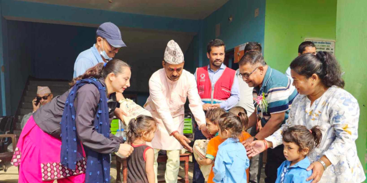 कैलाली धनगढीका दुई विद्यालयका विद्यार्थीलाई गर्मी प्रतिरोधी सामग्री वितरण