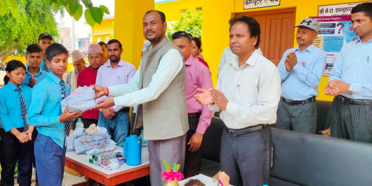 बर्दियाका दुई विद्यालयका बाललबालिकालाई गर्मी प्रतिरोधी सामग्री वितरण