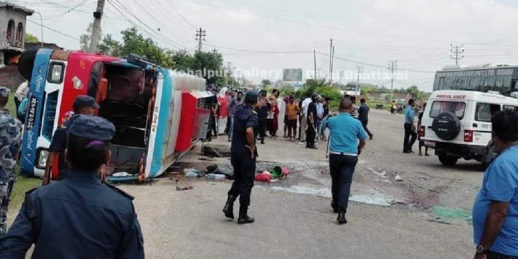 बाँकेको गनापुरमा बस दुर्घटना, दुईको मृत्यु २७ जना घाइते