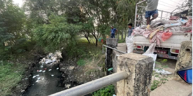 सार्वजनिक स्थानमा फोहर फाल्ने आशिर्वाद पेन्ट्स प्रालिलाई रु १० हजार जरीवाना