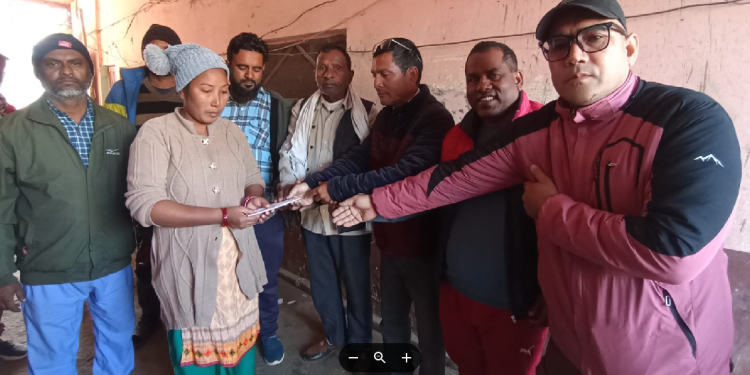 ई–रिक्सा चालकको परिवारलाई आर्थिक सहयोग