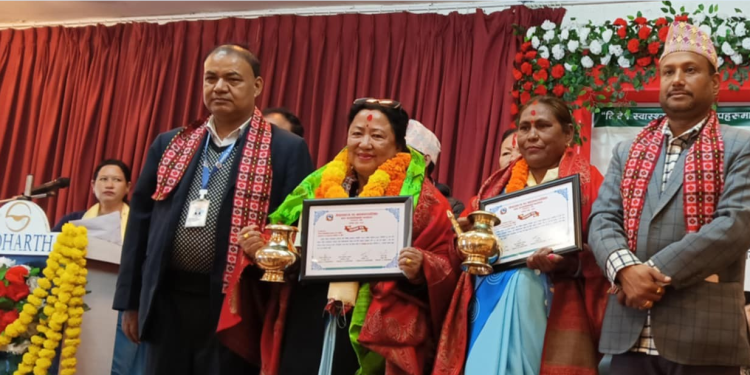 नेपालगञ्जका तीन महिला स्वास्थ्य स्वयमसेविकालाई नगदसहित सम्मान