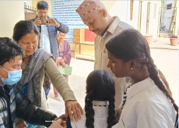 बाँकेका किशोरीलाई पाठेघर मुखको क्यान्सरविरुद्ध खोप लगाइदै