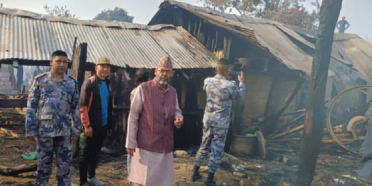 बाँकेको नरैनापुरमा आगलागी, १७ घरगोठ जलेर नष्ट, राहत दिने प्रतिबद्धता