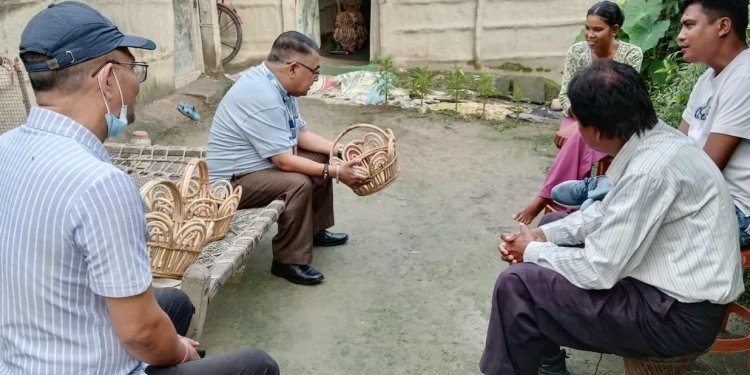 बाँस बेतको हस्तकला तालिमले राजापुरका इन्दिरा र गीता चौधरीलाई बनायो सक्षम