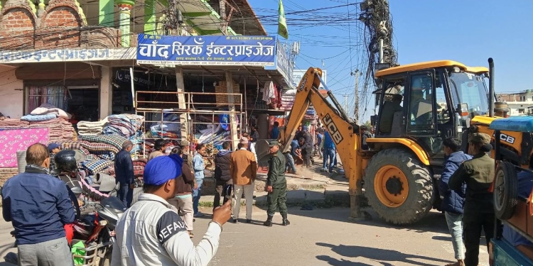 सडकपेटी कब्जा गरी बनाइएका संरचना हटाउन शुरु