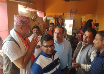 मतदाता नै उम्मेदवार शुधान्सुका लागि मत माग्दै