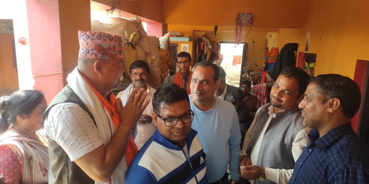 मतदाता नै उम्मेदवार शुधान्सुका लागि मत माग्दै