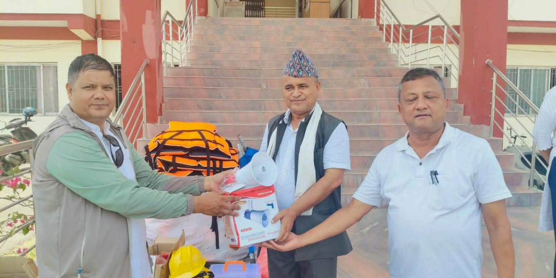 बर्दियाका तीन पालिकालाई विपद् जोखिम न्यूनीकरण सामग्री हस्तान्तरण